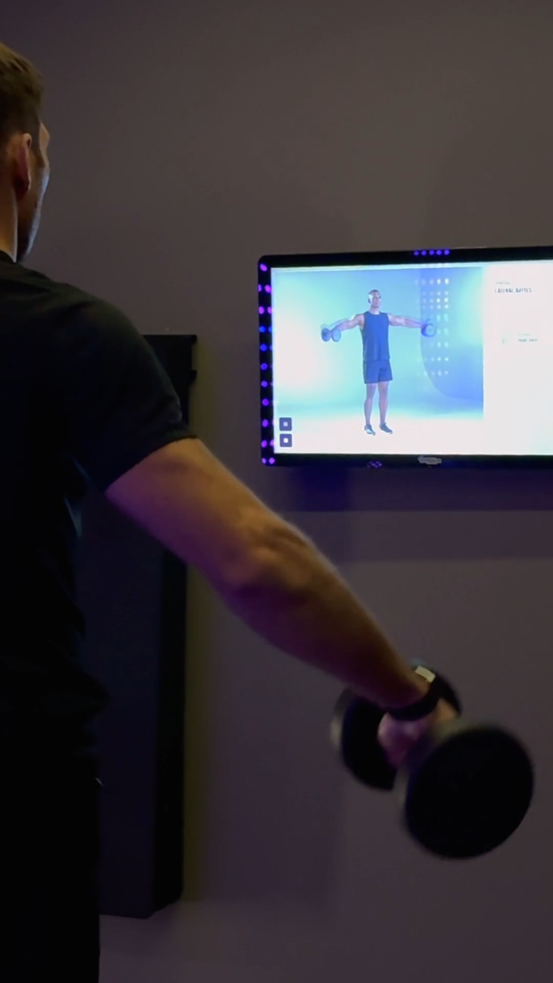 Sportuojantis žmogus seka Technogym Visio pratimą ekrane